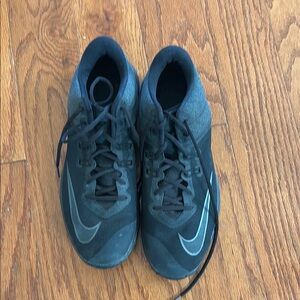 Sleek Black Athletic Shoes with Breathable Mesh and Cushioned Sole